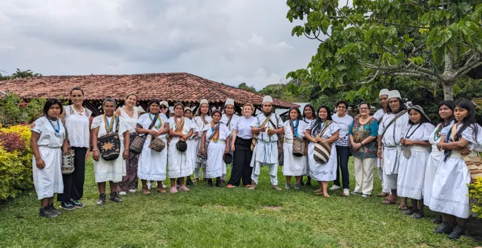 Foto grupal del equipo técnico del proyecto de la OIT con mujeres indígenas del la organización JOSA constructoras de paz del pueblo Arhuaco